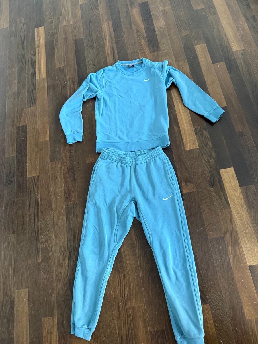Nike Lots de vêtements: Nike Traininsanzug Babyblau – D'occasion à Pratteln par sarax3.- 1