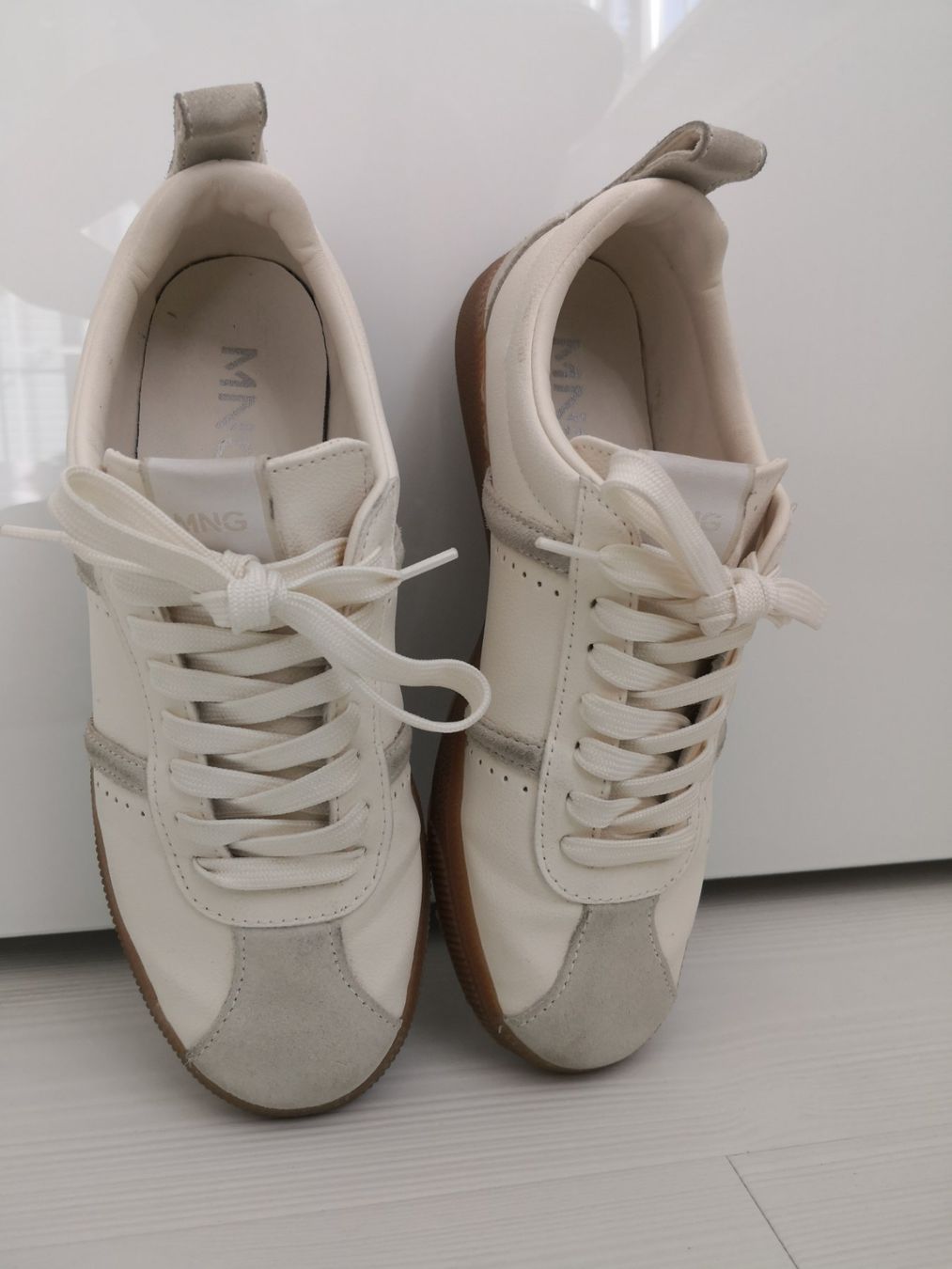 Mango Damenschuhe: 🤩MANGO SNEAKER WEISS DURCHGELAUFEN – Gebraucht aus Olten von Naja-Twins-Twins 1