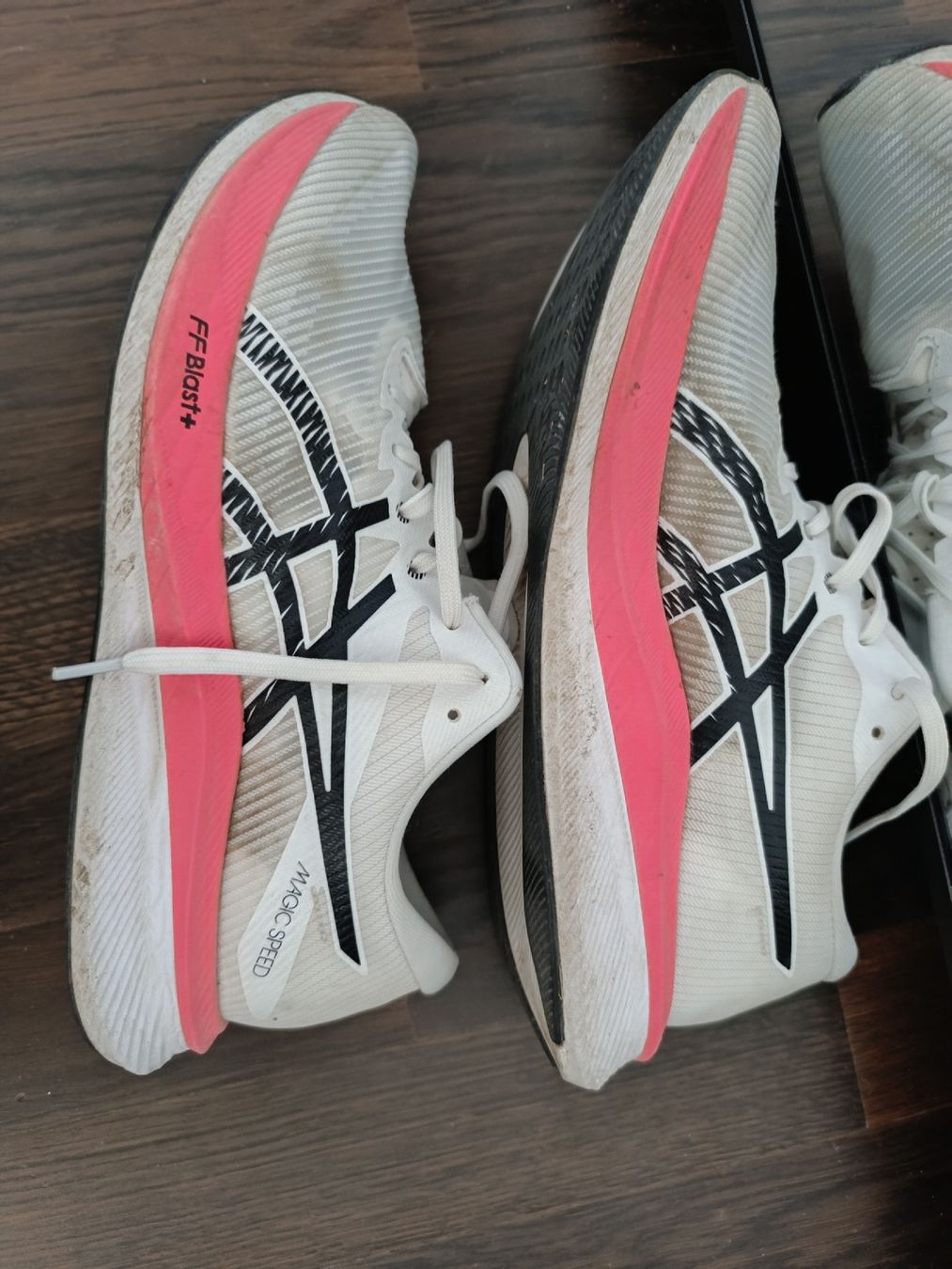 Asics Chaussures hommes: Asics Magic Speed Laufschuhe Weiss Grösse 45 – D'occasion à Dürnten par Mercurius1 2