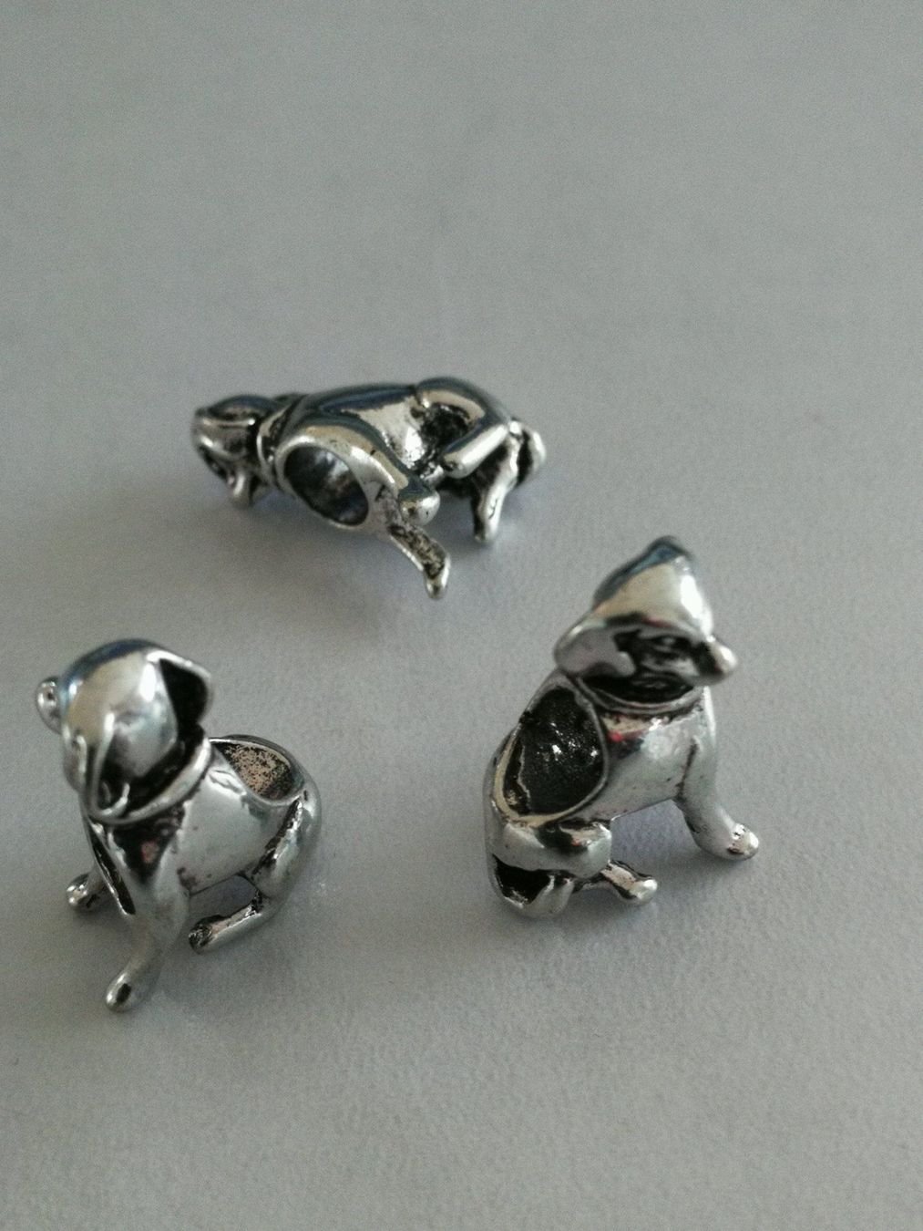 Perle (finte): Metallperle Hund mit mind. 4mm Loch – Nuovo (secondo la descrizione) da Alpnachstad venduto da perlengaby 1
