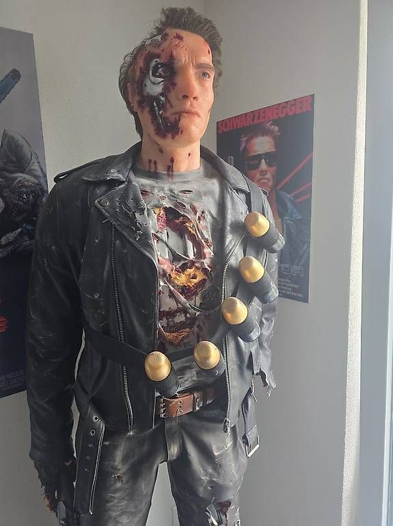 Statuette: Terminator 2 Arnold Schwarzenegger Lifesize 1:1 – Usato da Ermenswil venduto da Ingram0 3