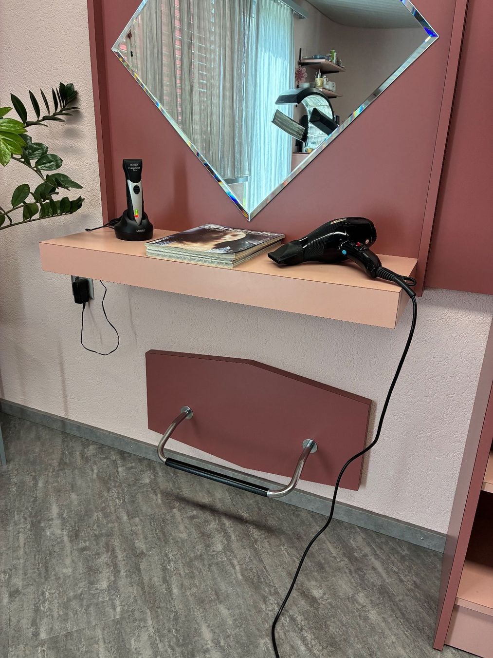 Set di tavolo e panche: Coiffeur Kundensitzplätze- Mobiliar mit Spiegel – Usato da Frick venduto da sandra037 5