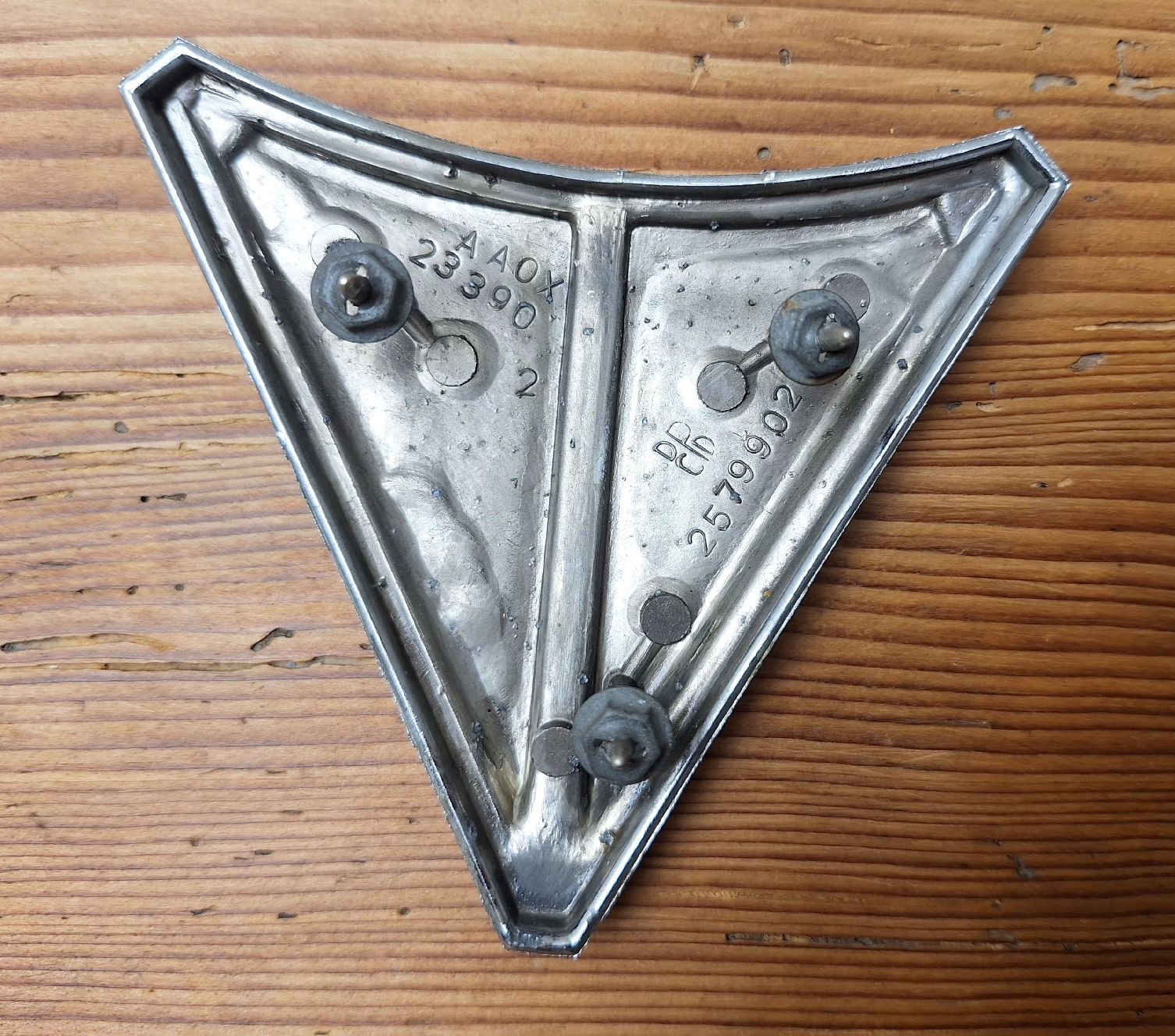 Plymouth Tutti pezzi di ricambio auto: Plymouth Valiant Embleme – Usato da Triesen venduto da BLACKSHEEP75 4