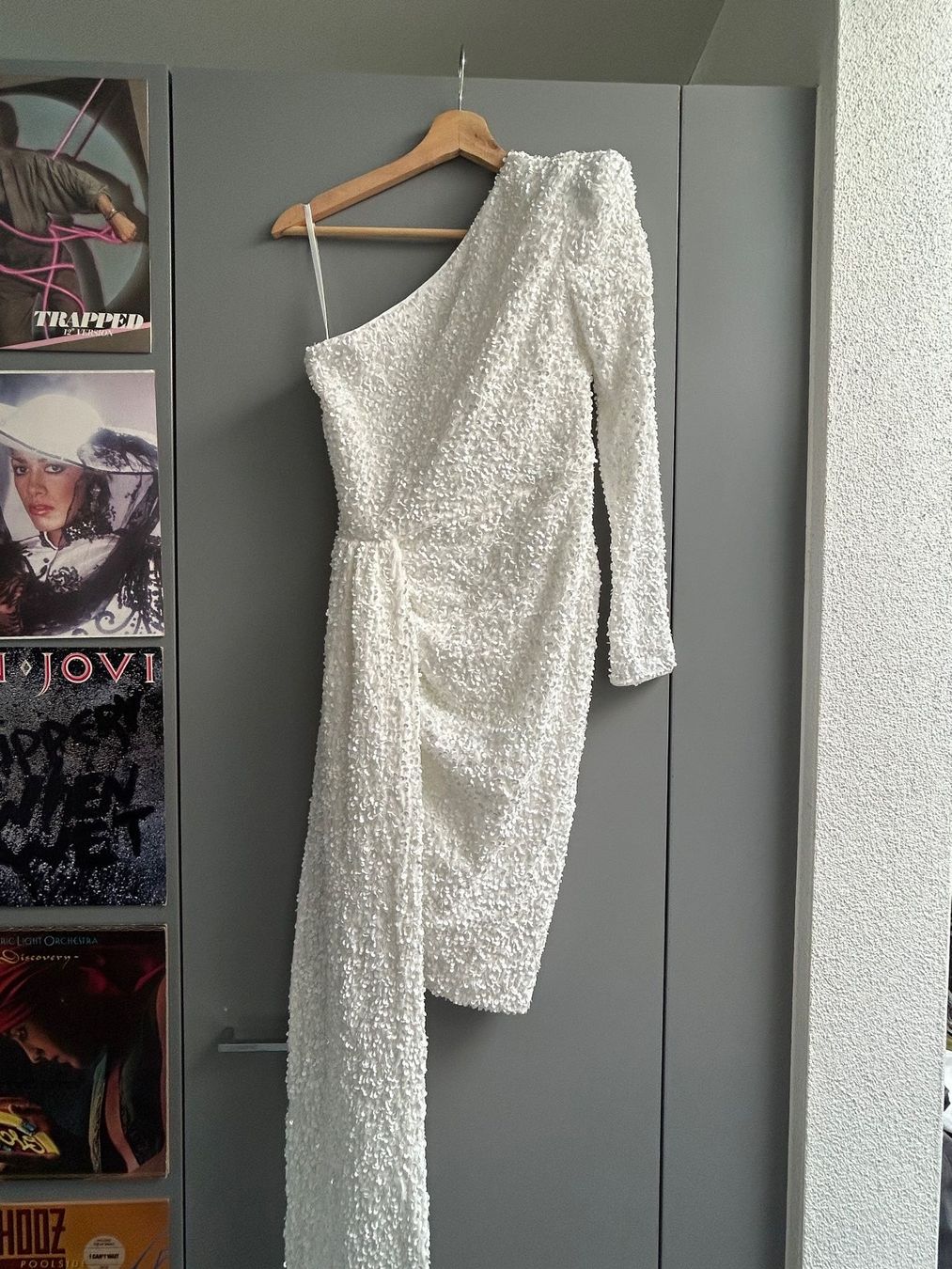 Robes: Pailetten Kleid mit Schleppe – Neuf (Voir description) à Frauenfeld par isa_9cy7 3