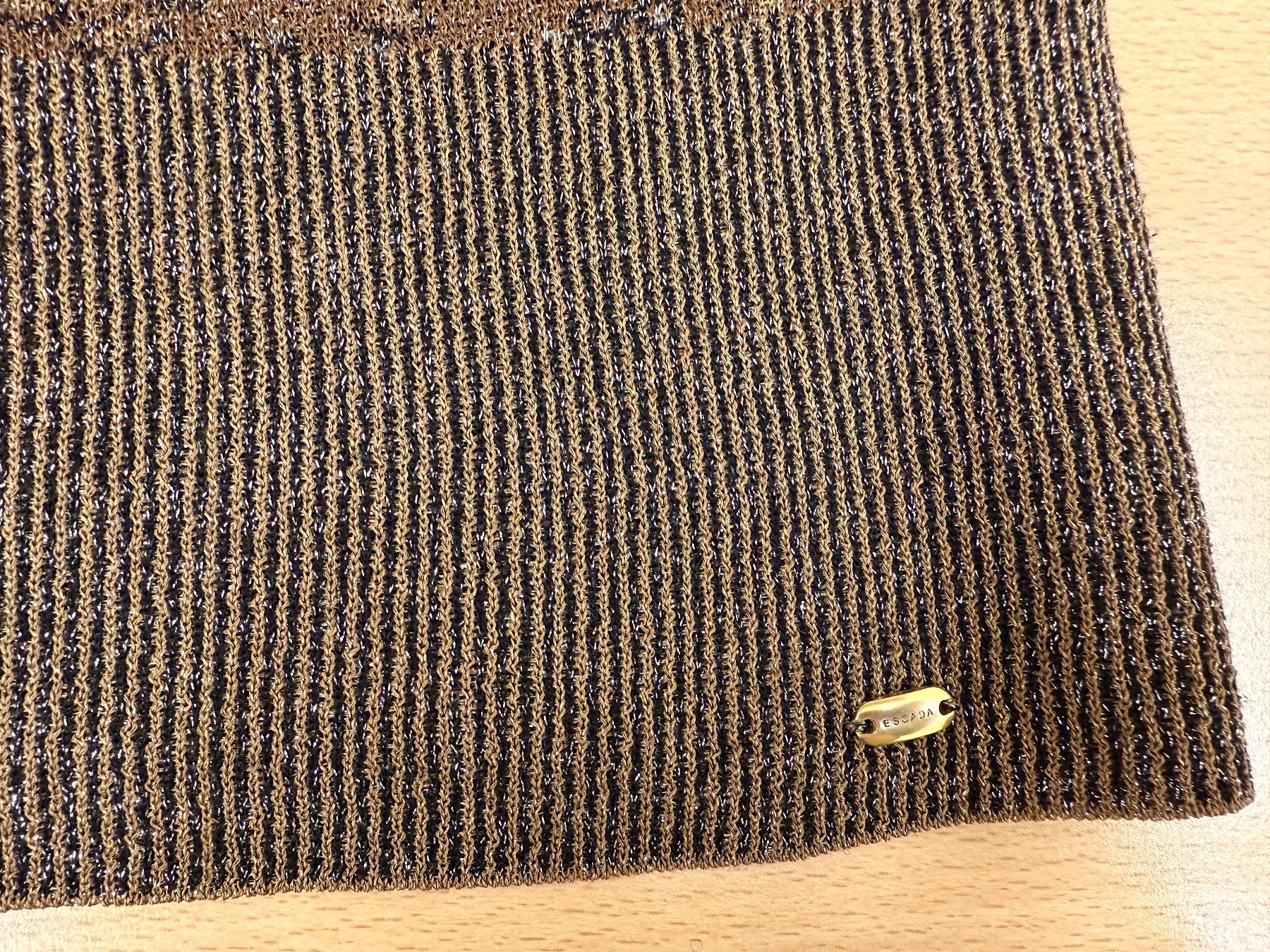 Escada Maglioni & Felpe: ESCADA long pull élégant doré - Gr: S – Nuovo (secondo la descrizione) da Veyrier venduto da Szurkemaci 3