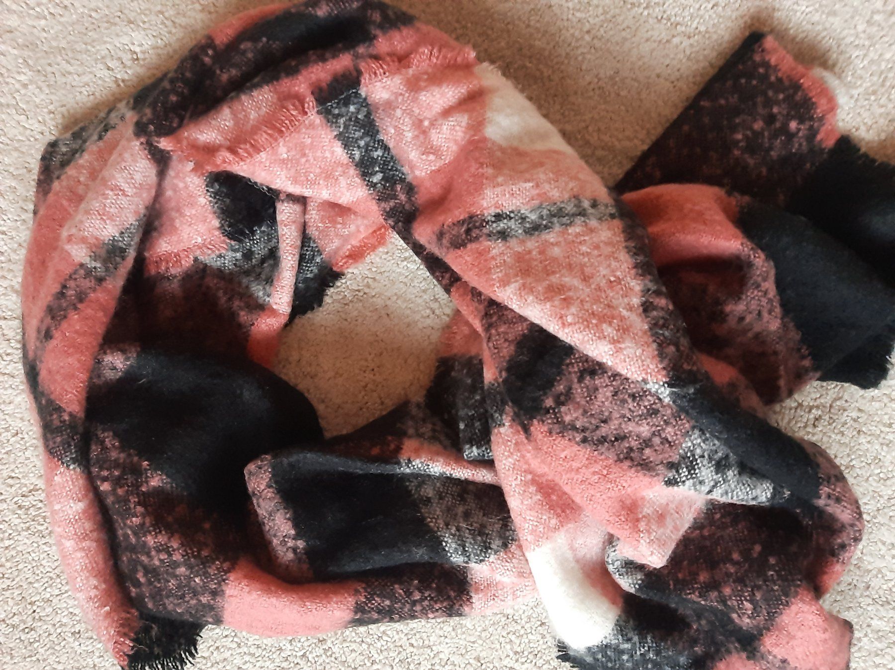 Hallhuber Foulards & écharpes: HALLHUBER Winterschal Bouclé – D'occasion à Muotathal par robin40 2