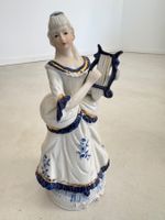 Statuette en porcelaine musicienne à la harpe