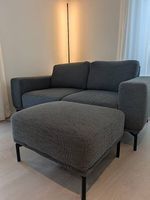 Maja 2-Sitzer Sofa mit Hocker - Dunkelgrau (von Livique)