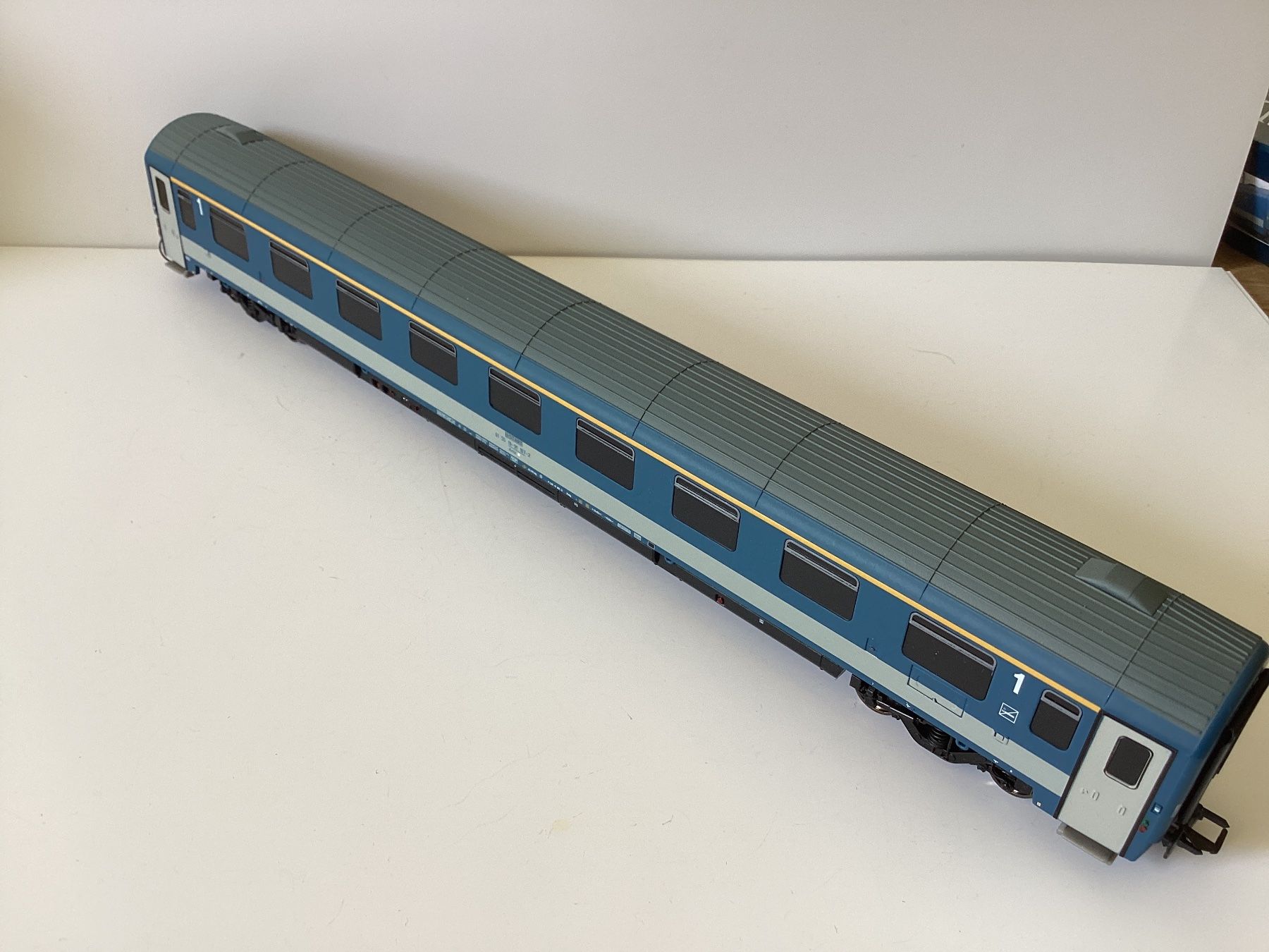 Modellini di ferrovie: NMJ 402.101 MAV Sitzwagen Amz H0 1:87 – Usato da Effretikon venduto da simtek_de 1