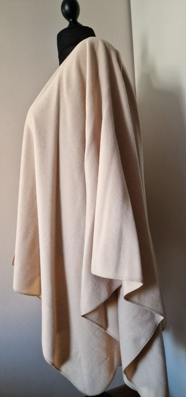 Marc Cain Altro in Moda donna: Damen Umhang hellbeige einfarbig Marccain – Usato da Münchenstein venduto da strolch001 1
