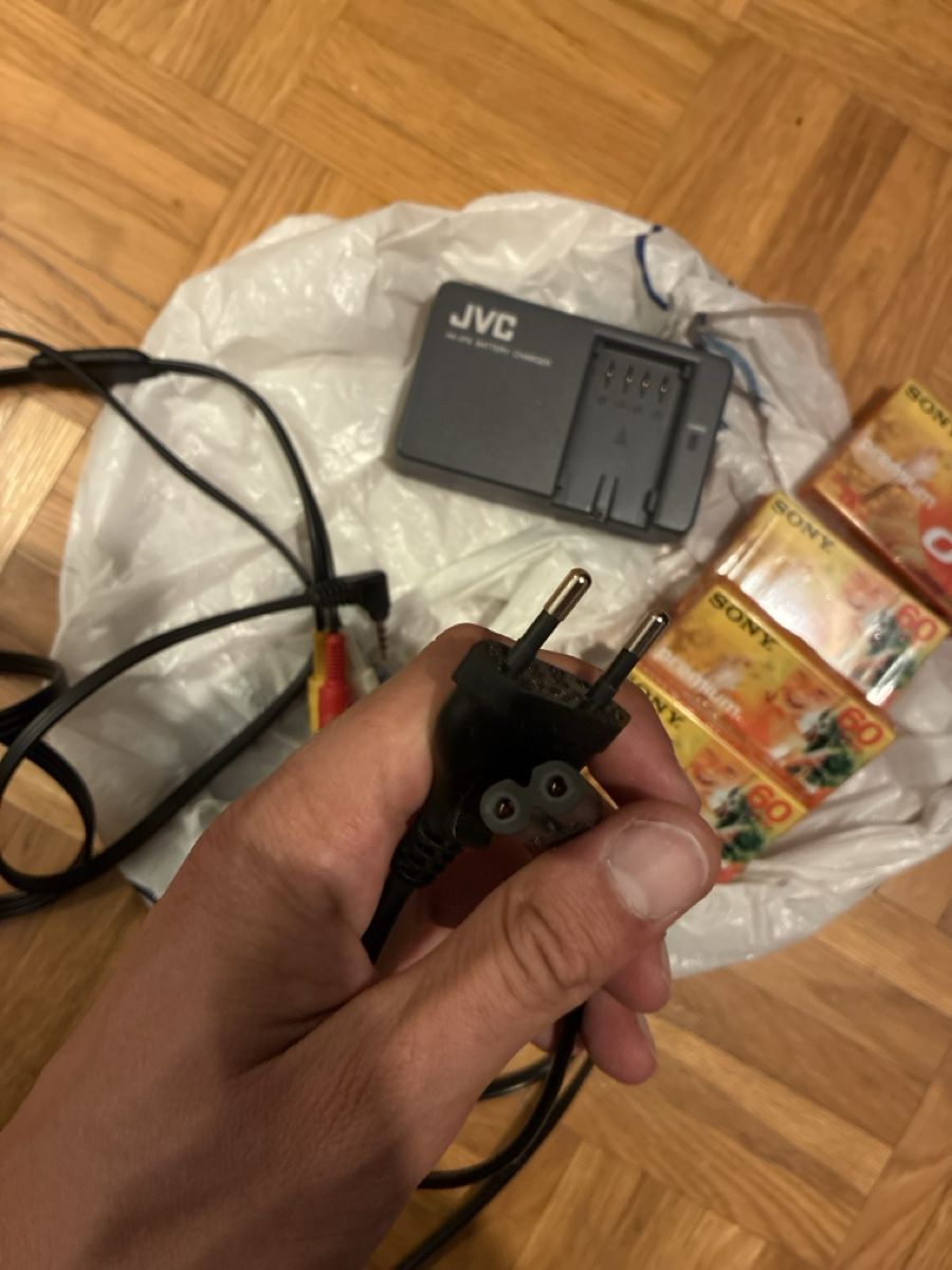 JVC Videocamere: Caméscope JVC GR-D726E Mini DV 28x Zoom optique avec accesso – Nuovo e nell'imballaggio originale da Semsales venduto da eme_gf9j 8
