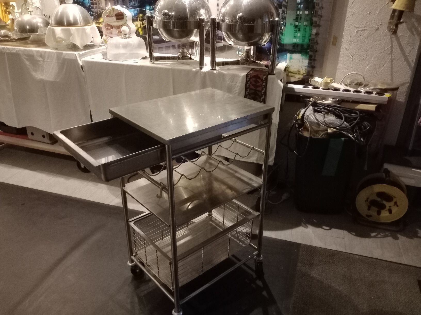 Servierwagen: Edelstahl Servierwagen mit Schublade – Gebraucht aus zürich von sotherbies 6