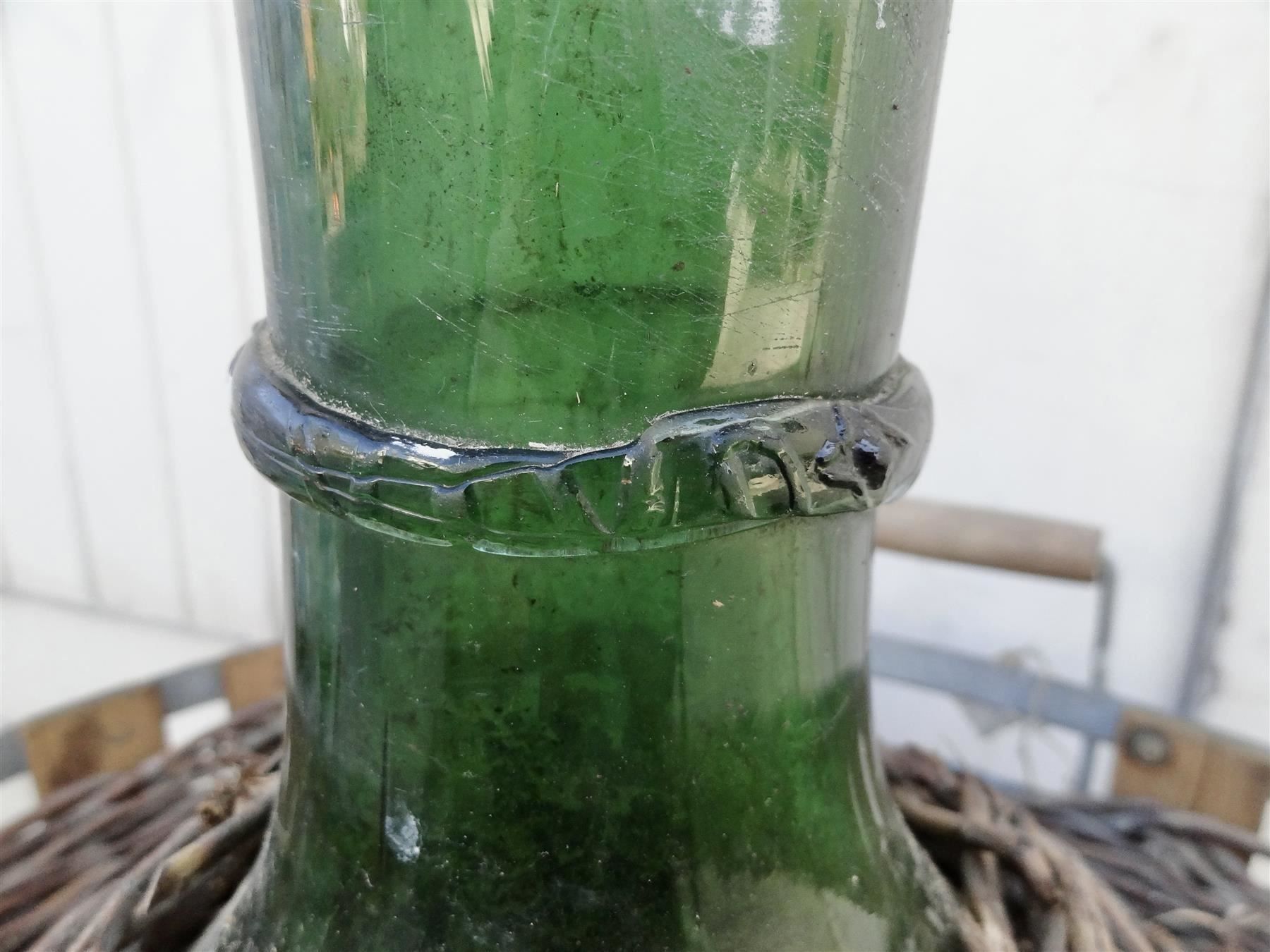 Bottiglie: alte sehr grosse Korbflasche Holzkorb – Nuovo e nell'imballaggio originale da Kerzers venduto da Flaschenposten 8