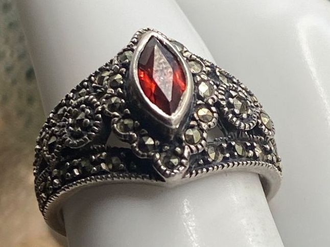 Bagues: Antiker Silber Ring mit Granat und Markasiten – D'occasion à Luzern par S.Kern01