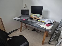 Stabiler Schreibtisch (2 verfügbar, 1x mit gratis Korpus)