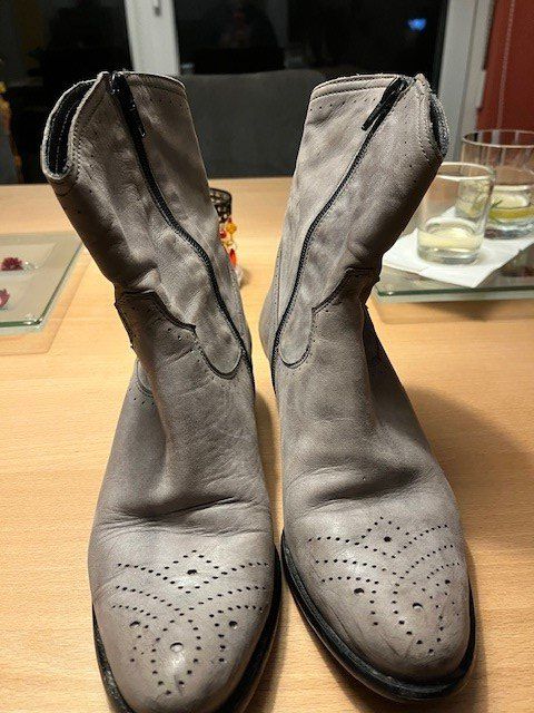 Scarpe da donna: Graue Lederstiefeletten, Gr. 38 – Usato da Hüntwangen venduto da Jcougar 1