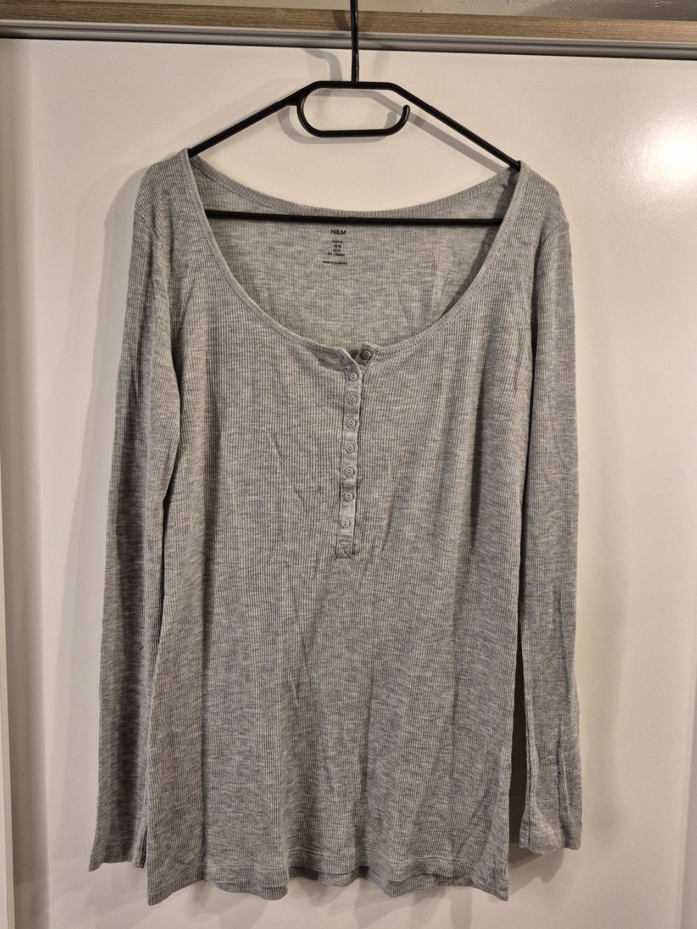 H&M T-Shirts: Feinripp-Langarmshirt Grau, Grösse M, H&M – Gebraucht aus La Neuveville von Vestiaire_2011