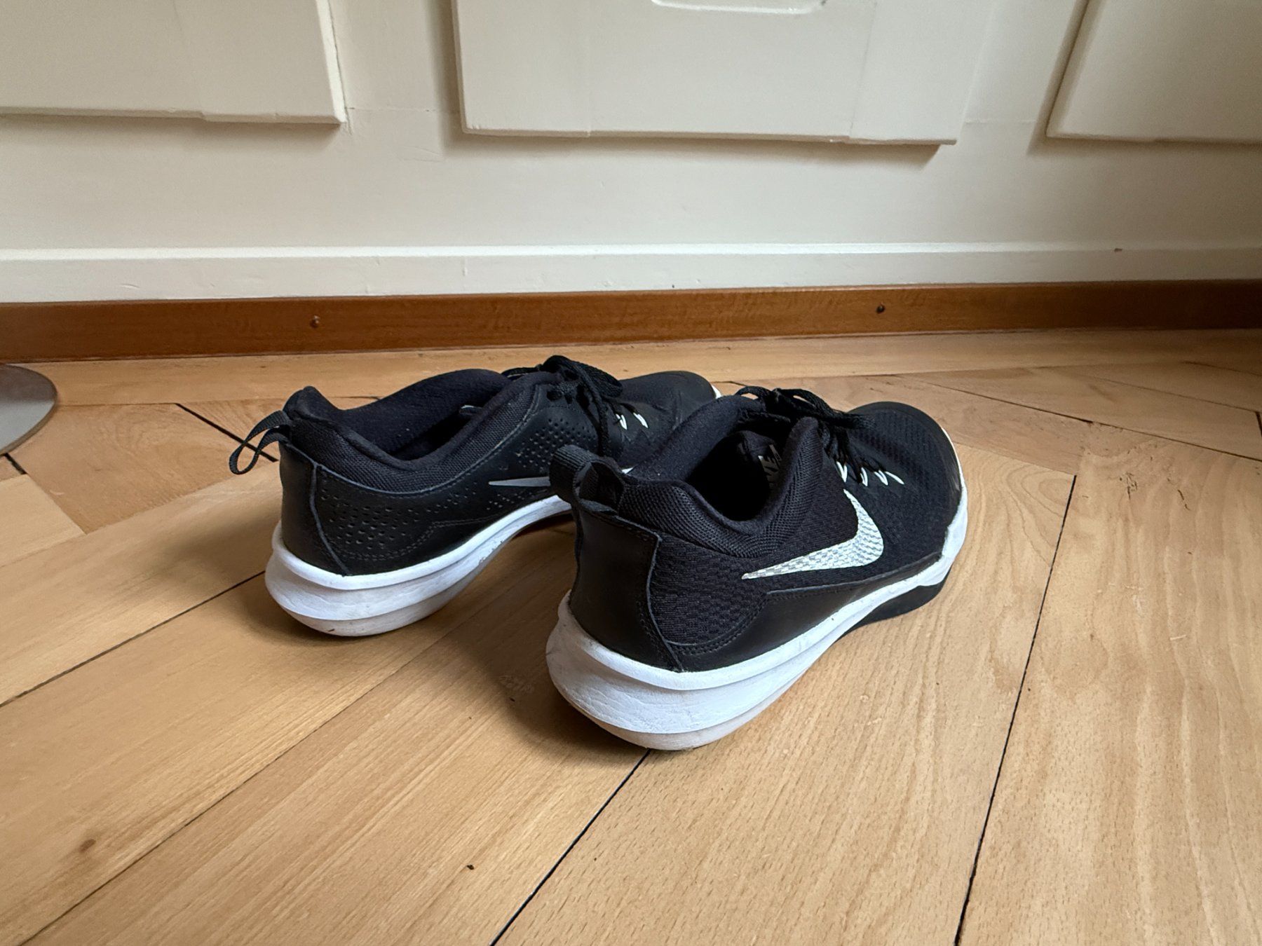 Nike Scarpe da uomo: NIKE Training Sport Sneaker schwarz 44 – Usato da Zürich venduto da Diazaio 2