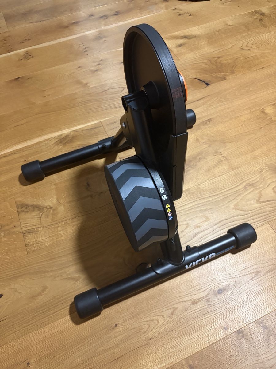Wahoo Hometrainer: Wahoo Kickr Core Rollentrainer inkl. Zwift Click & Cog – Usato da Rickenbach SO venduto da ani_chri 3