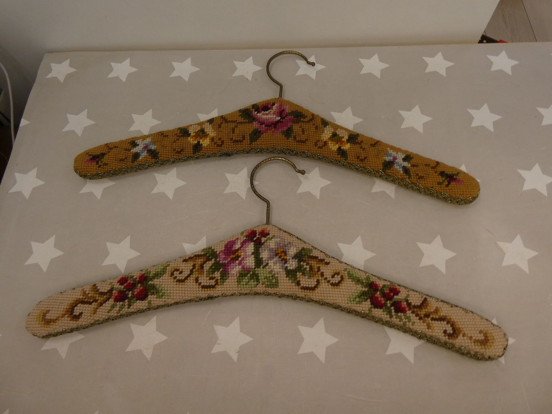 Appendiabiti: 2 Gobelin Kleiderbügel Vintage – Usato da Rafz venduto da Powacaddy