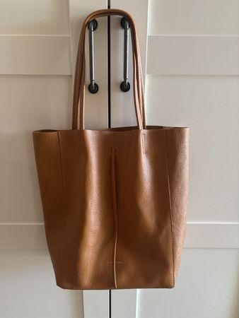 Borsa in vera pelle color cammel,capiente,ottime condizioni.