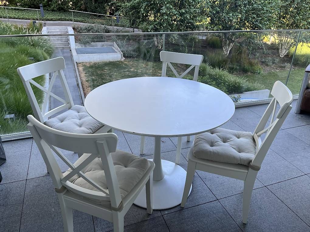 Set de table et chaises: Table ronde et ses 4 chaises  – D'occasion à Pully par friporte11