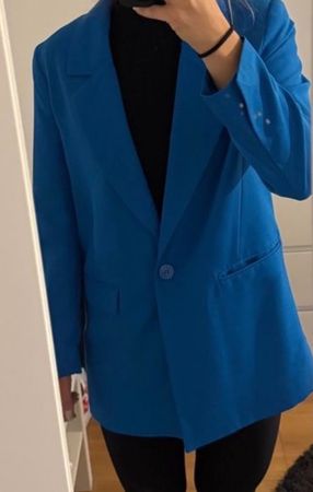 Stylischer, blauer Blazer