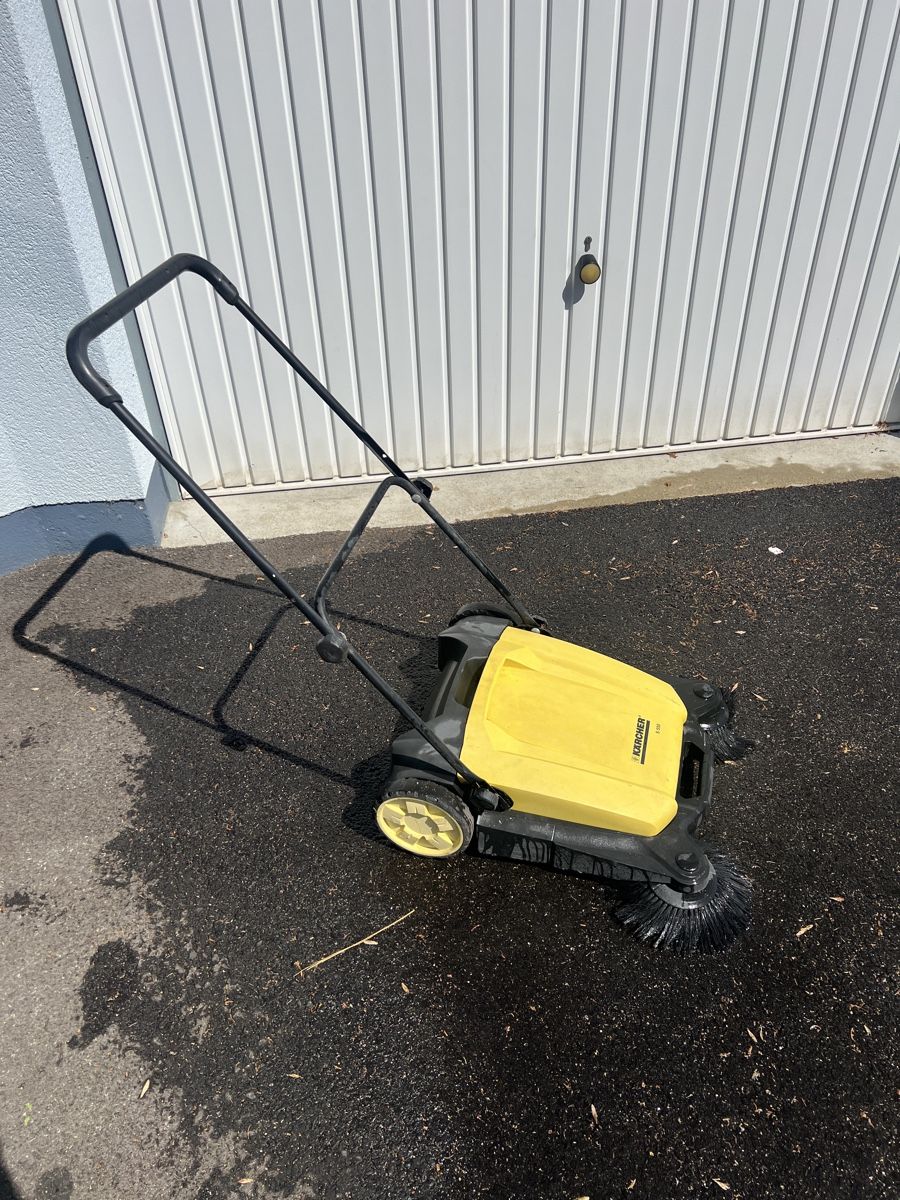 Sonstige Reinigungsgeräte: Balai mécanique Karcher – Gebraucht aus La Neuveville von XavierLuke