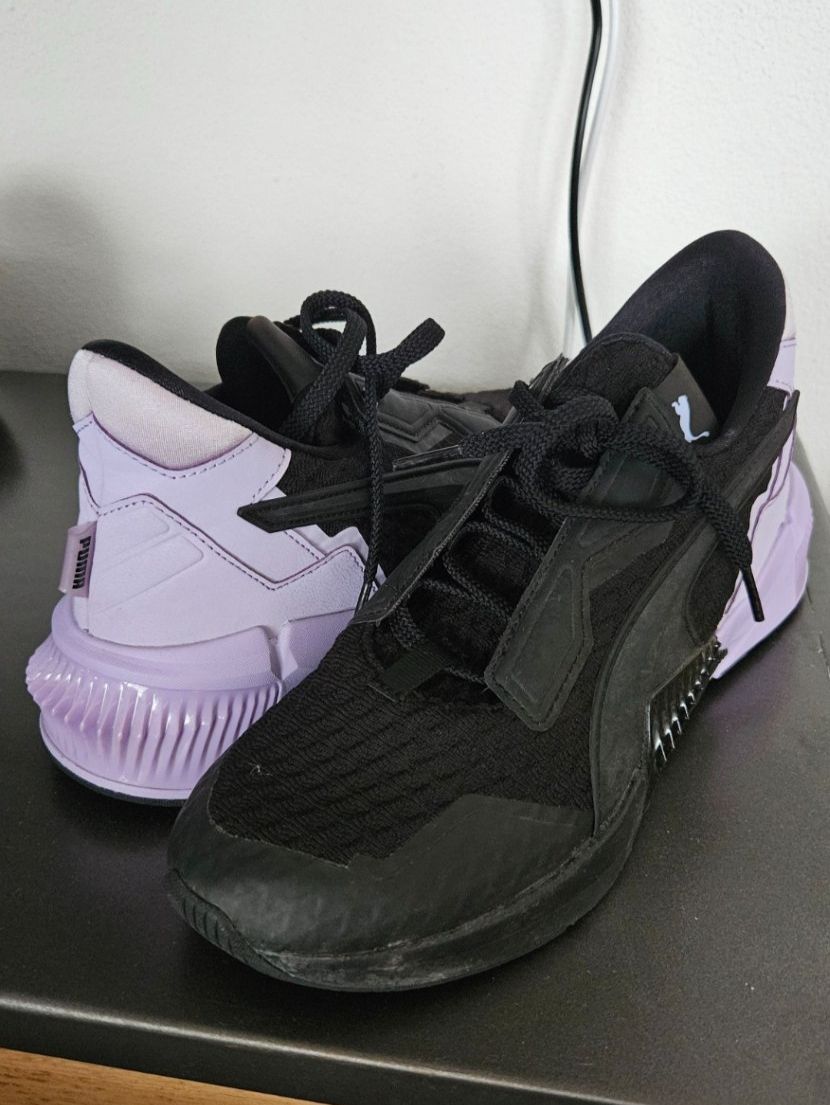 Puma Damenschuhe: Puma Sneakers schwarz-lila Gr.39 – Gebraucht aus Hettlingen von Leaena279