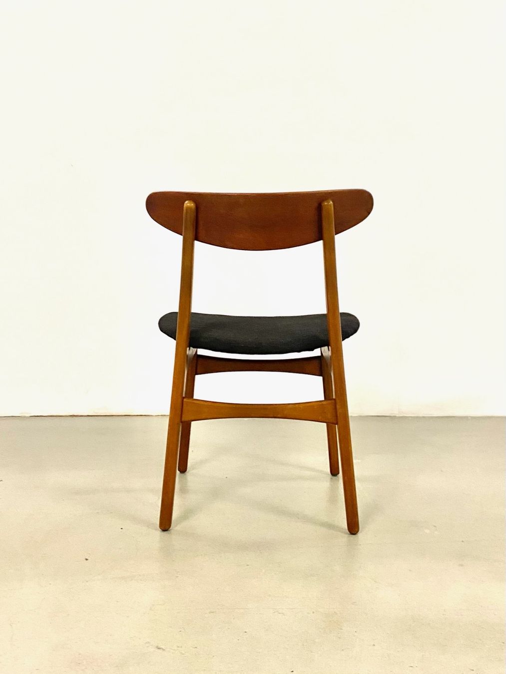 Poltrone: 4x Hans Wegner Stühle CH30 Denmark 60s – Usato da Basel venduto da MidMod20C 4