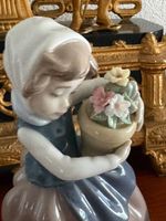 Lladró Porzellanfigur – Mädchen mit Blumentopf und Blumen 