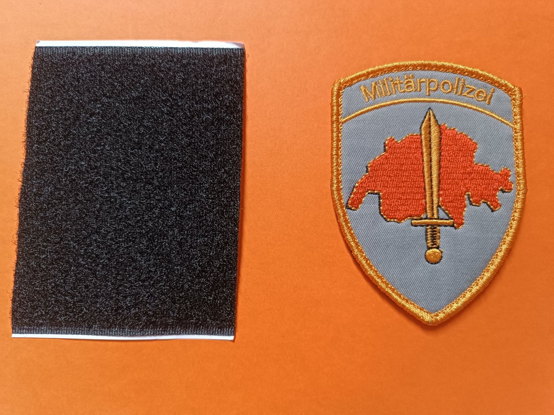 Schweizer Armee Placchette & Badge: Badge Abzeichen Militärpolizei mit Klett – Nuovo e nell'imballaggio originale da Vogelsang AG venduto da miinlade 1