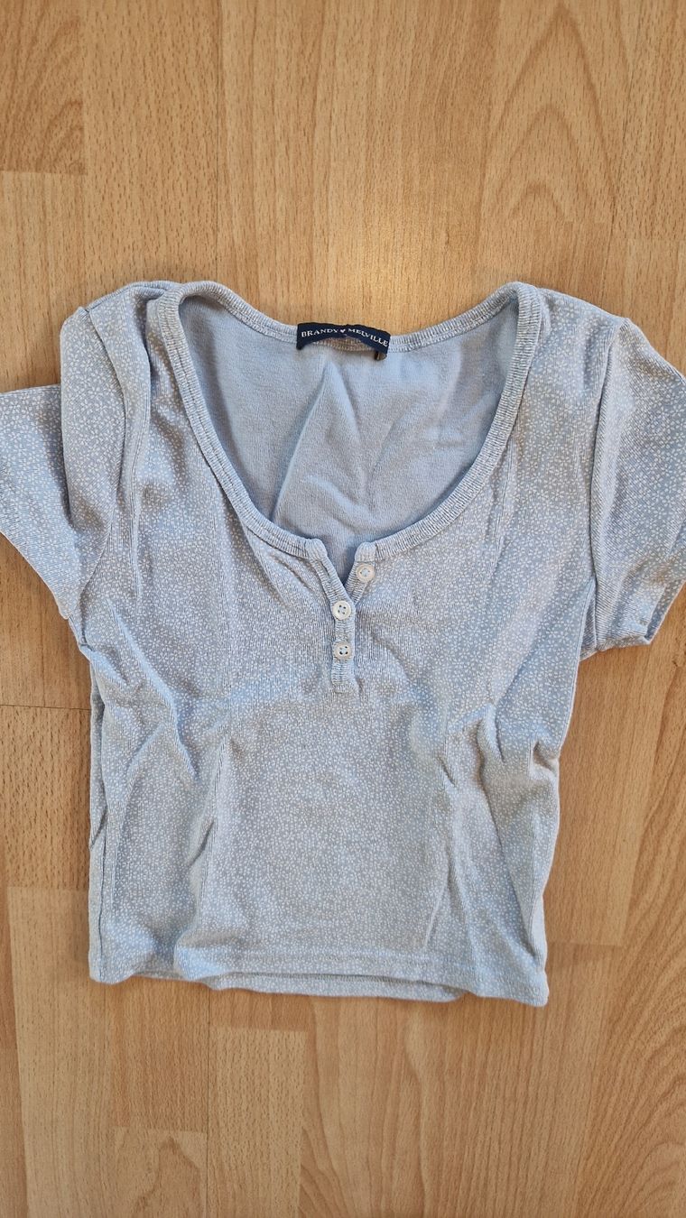 Brandy Melville T-shirt: Brandy Melville Shirt – Nuovo (secondo la descrizione) da Buchs ZH venduto da Tamika.99