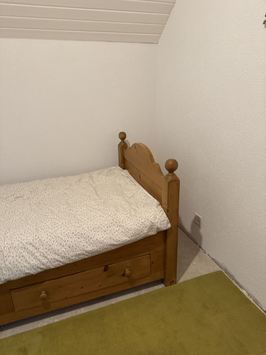 Betten: Solid pine bed and bedside table – Gebraucht aus Genolier von SwissStu 5