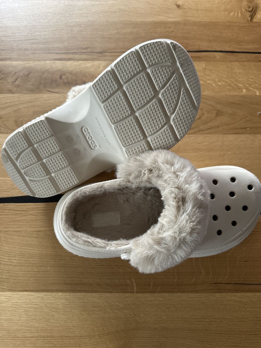 Crocs Scarpe da donna: Flauschige Crocs ,neuwertig, Grösse 38/39 – Nuovo (secondo la descrizione) da Tägerwilen venduto da Auster1 2