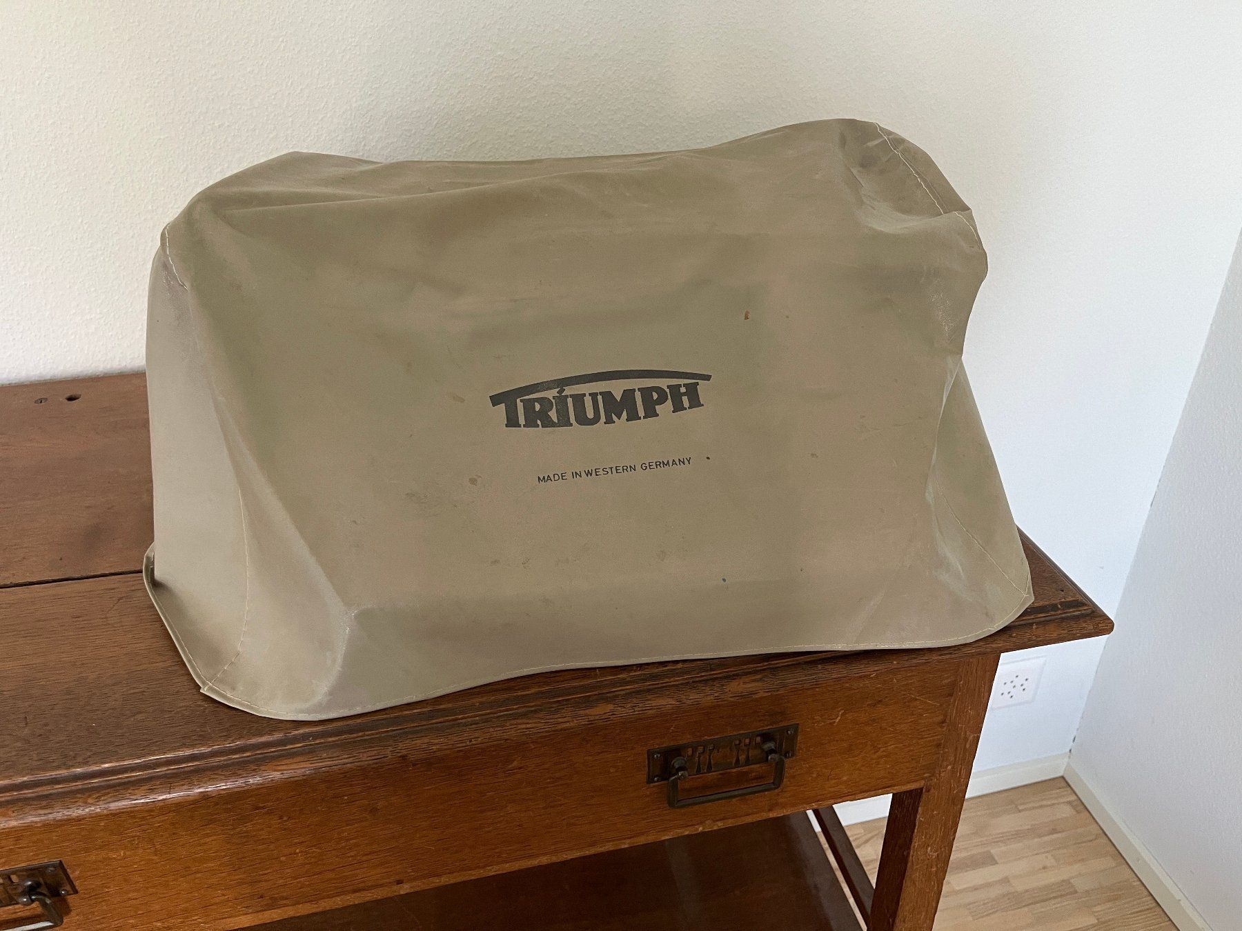 Triumph Macchine da scrivere: Schreibmaschine – Usato da Winterthur venduto da bwe_9hgk 1