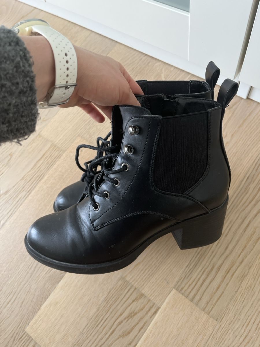 Scarpe da donna: Schwarze Stiefeletten mit Absatz, Gr. 38! – Nuovo (secondo la descrizione) da Hombrechtikon venduto da Kaatja 1