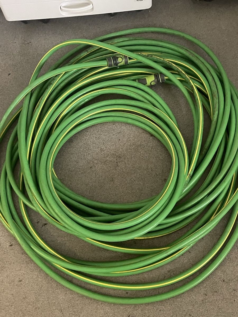 Tubi & Tubi flessibili: Gartenschlauch grün mit Anschlüssen gebraucht 20 Meter – Usato da Wängi venduto da Bmo