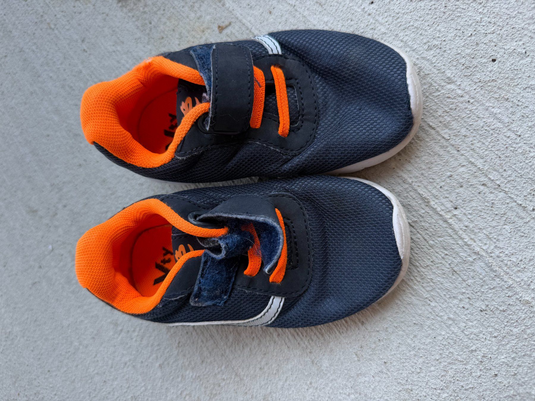 Scarpe per ragazzi: Kinderschuhe Grösse 24 dunkelblau orange – Usato da Riehen venduto da ann_76jw