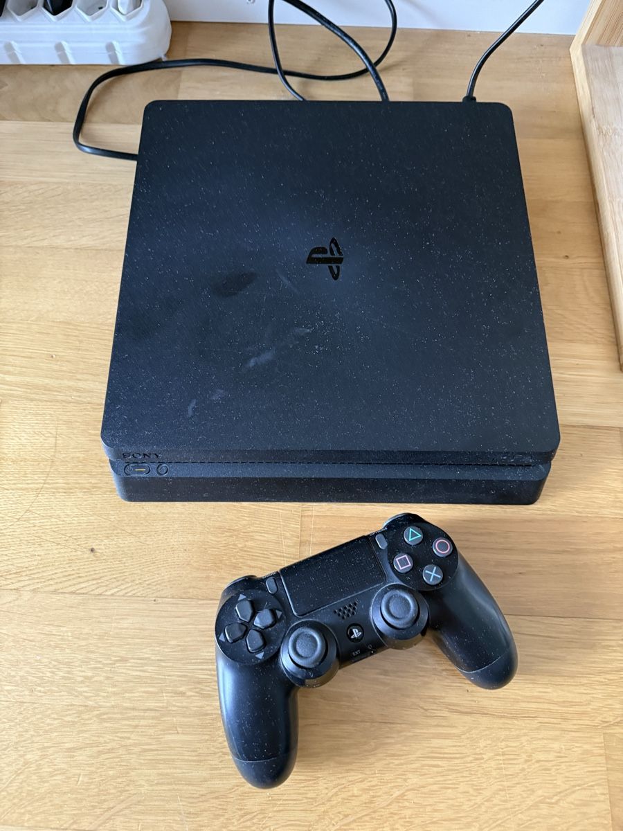 Sony Console: PS4 Konsole mit Controller – Usato da Ehrendingen venduto da edelkram