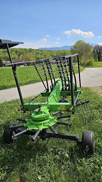 Deutz Raccolta foraggio grezzo: Deutz Fahr Kreiselschwader – Usato da Sennwald venduto da bersim 2