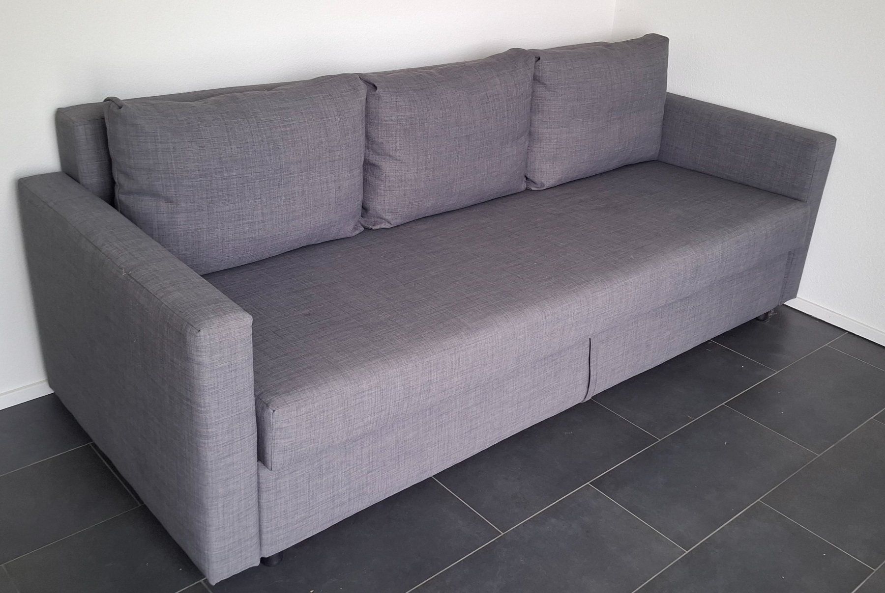 Ikea Divani: Graues Schlafsofa mit Bettkasten – Usato da Lachen SZ venduto da Azrael83