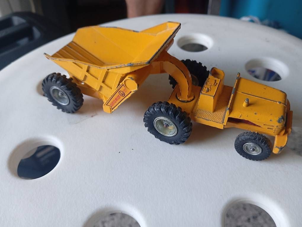 Matchbox Modellautos: Kipplaster gelb 3-achsig CWD 321 bespielt – Gebraucht aus Basel von Petergunn