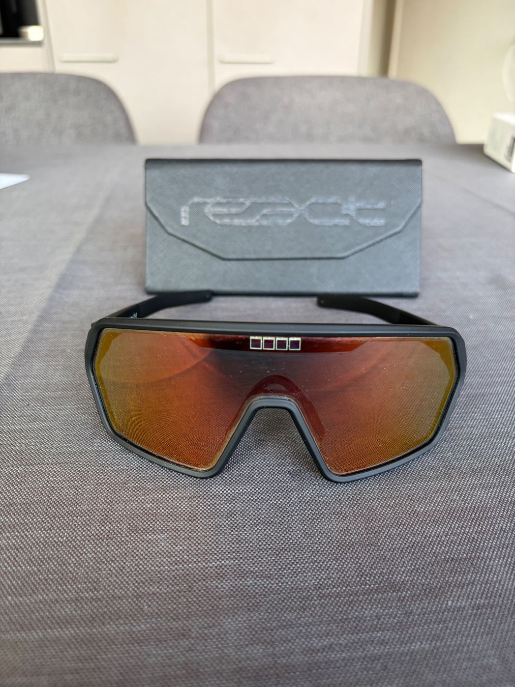 Brillen & Gläser: React Optray Rev Sonnenbrille (Regular Size) ruby/black – Gebraucht aus Besenbüren von tshirt