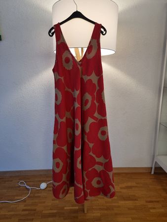 Robe longue By Coco rouge et beige motif floral neuf