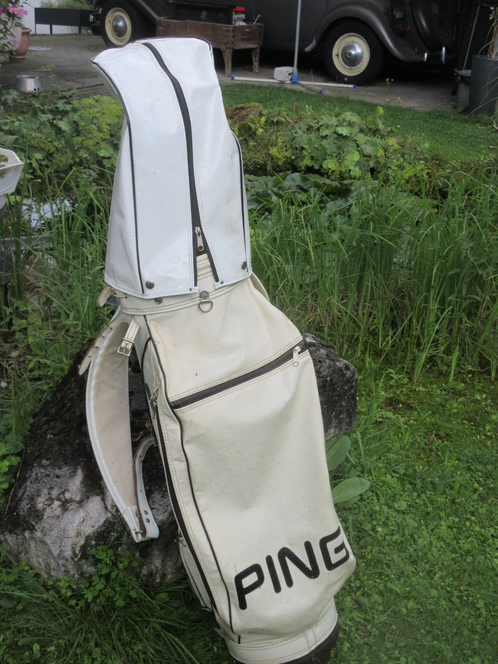 Mazze & Set: Weisse Golftasche Leder der Marke PING – Usato da Madiswil venduto da Mamaro 1