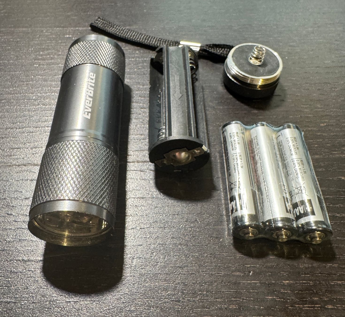 Lampen: graue Taschenlampe EverBrite, Batterien inklusive, grey – Neu und originalverpackt aus Winterthur von YaV 1