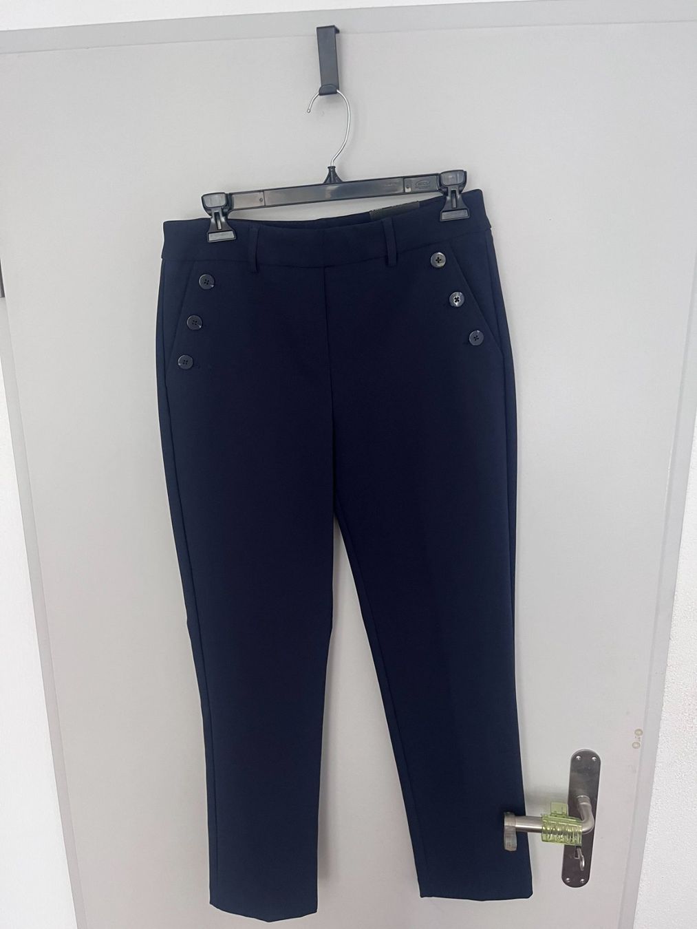 Pantalons: Navy tailored trousers with buttons – Neuf avec emballage d'origine à Zürich par kry_85p7