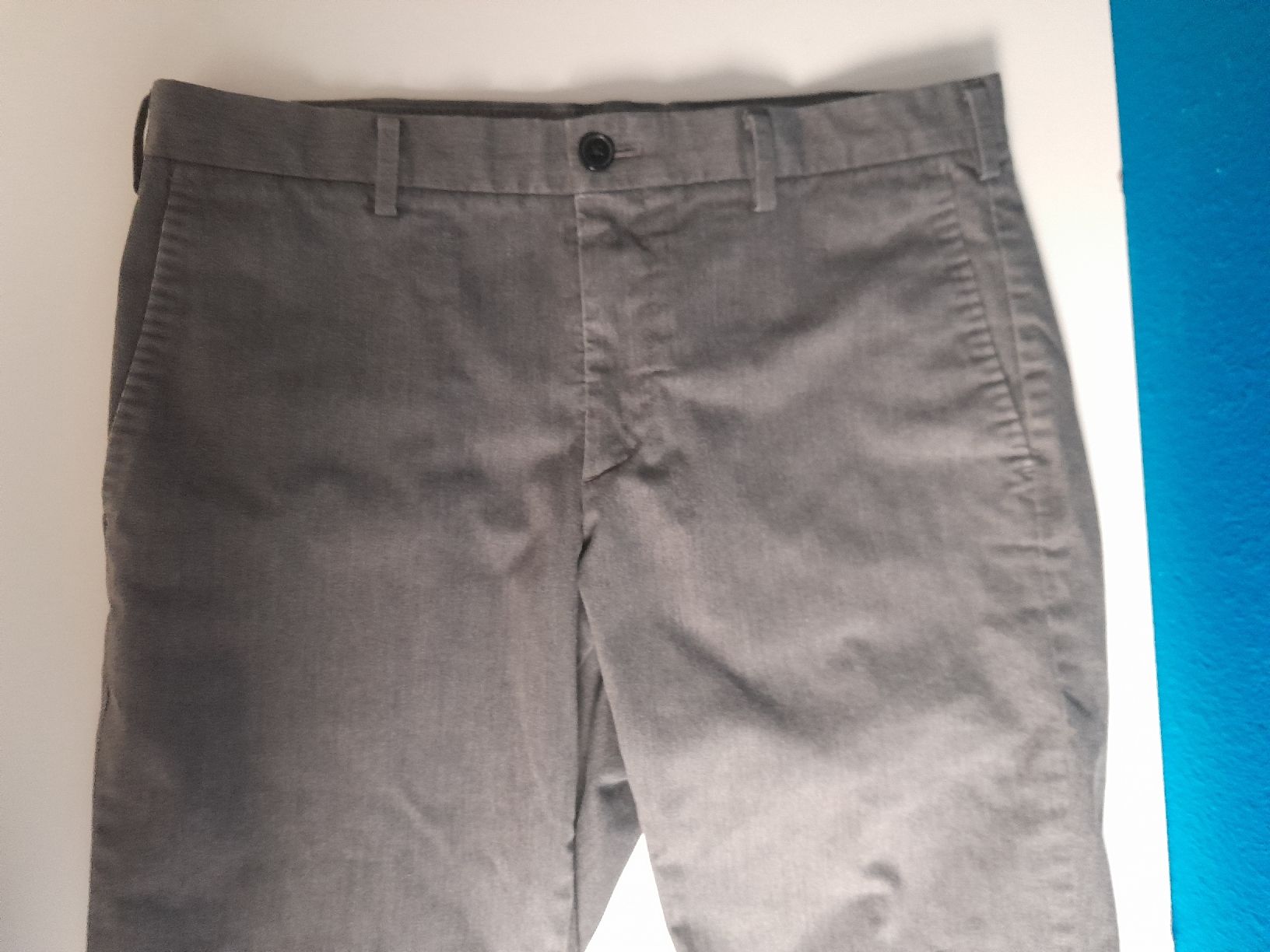 Uniqlo Hosen: pantalon uniqlo taille 42 gris – Gebraucht aus Genève von ang_fd8z 1
