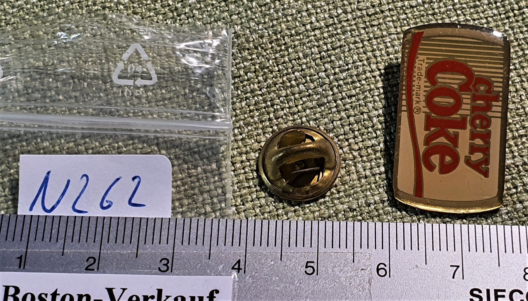 Placchette & Badge: N262 - Pin cherry Coca Cola Dose – Usato da Reinach BL venduto da Boston-Verkauf 1